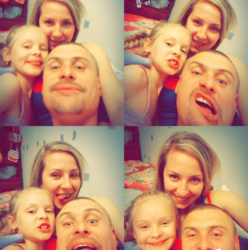 Виталий с женой и дочкой