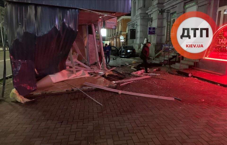 В Киеве авто на еврономерах снесло киоск на тротуаре