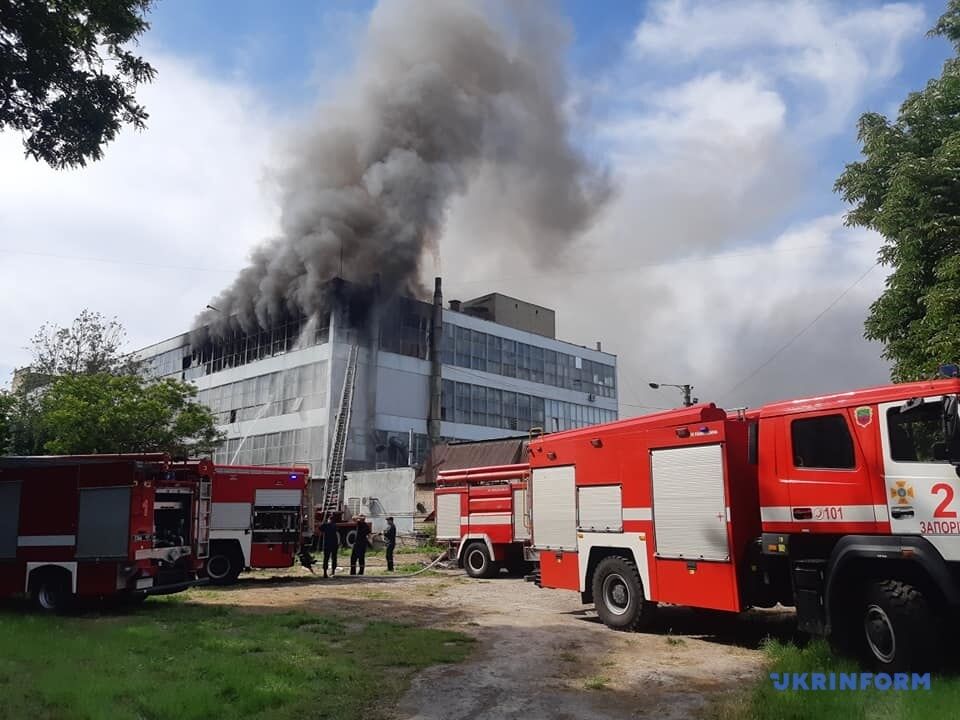 В Запорожье загорелась обувная фабрика "Мида"