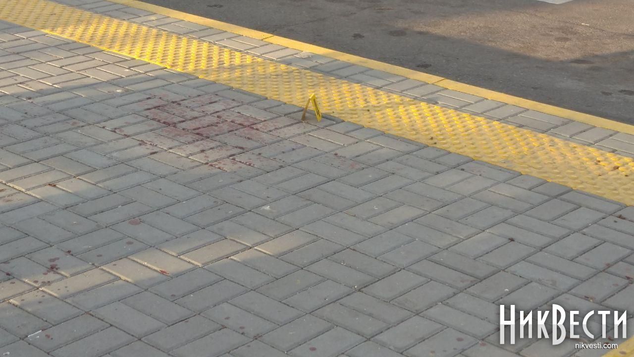 У Миколаєві трапилася стрілянина на зупинці. Фото 18+