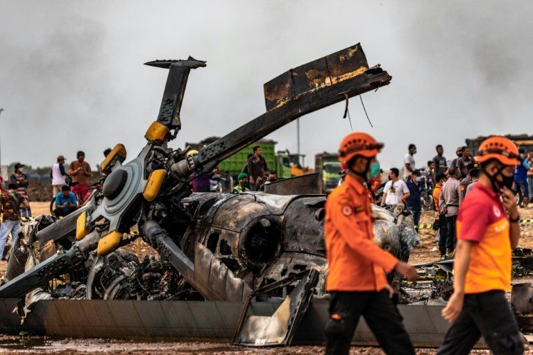 В Индонезии разбился военный вертолет