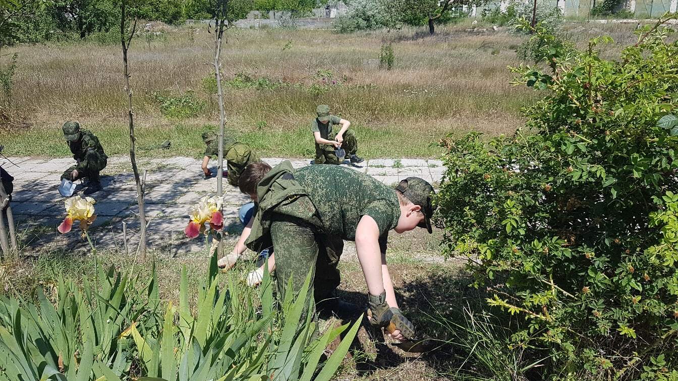 У Криму дітям влаштували "трудодень" у військовій формі РФ: мережа обурилася
