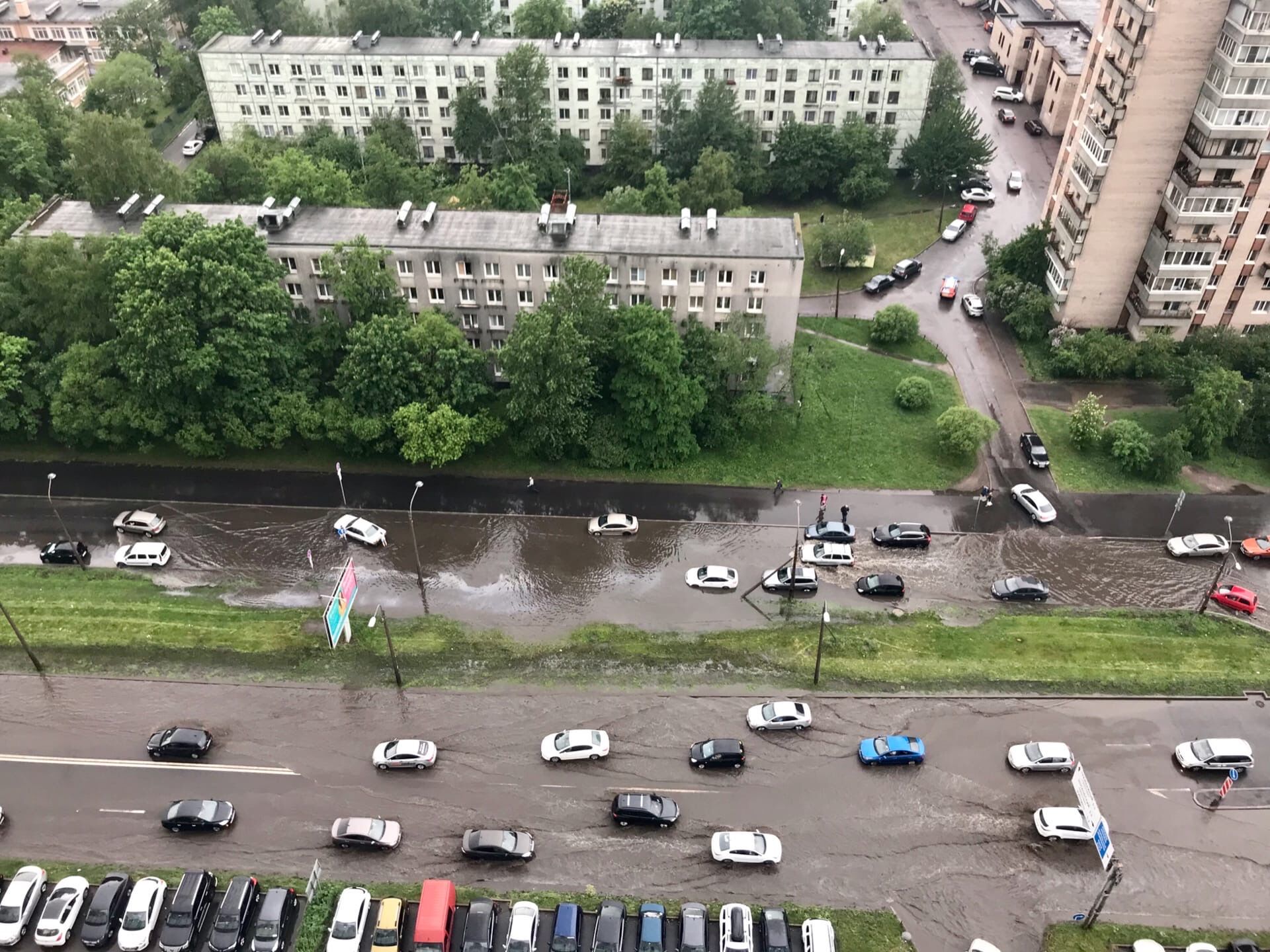В Санкт-Петербурге градом с яйцо побило машины
