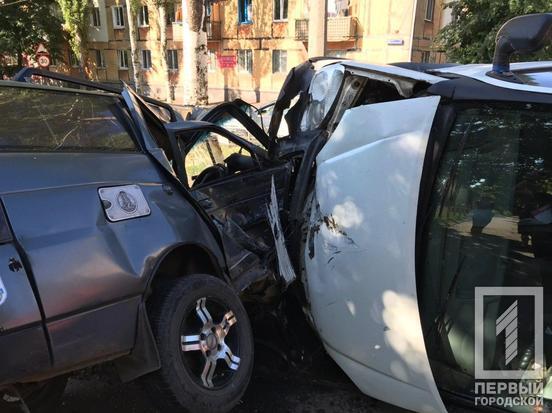 У Кривому Розі зіткнулися два автомобілі: є постраждалі. Фото аварії