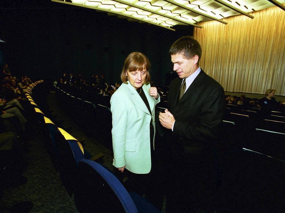 Ангела Меркель і її чоловік Йоахім Зауер в кінотеатрі в Берліні, 7 листопада 1999 року