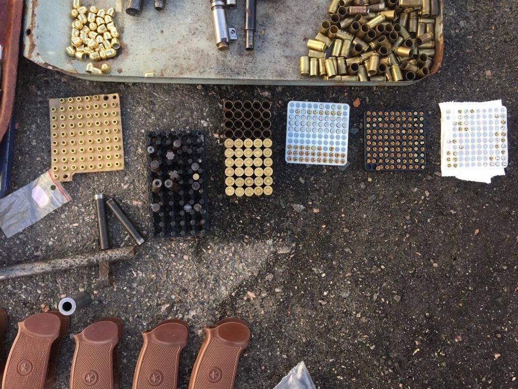 Під час обшуків вилучено понад 200 кг пороху і службову документацію