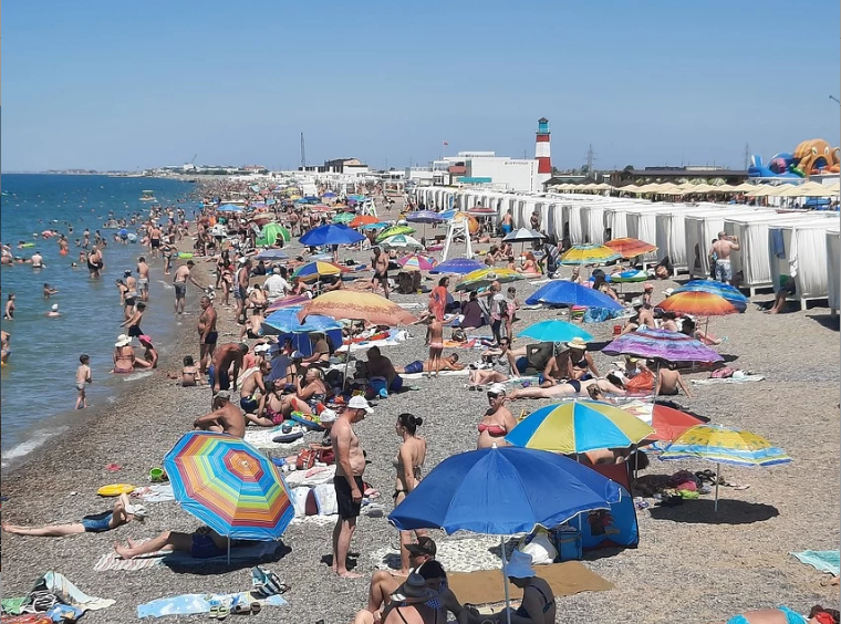 Жадные таксисты, высокие цены и нечистоты в море: как проходит курортный сезон в Крыму