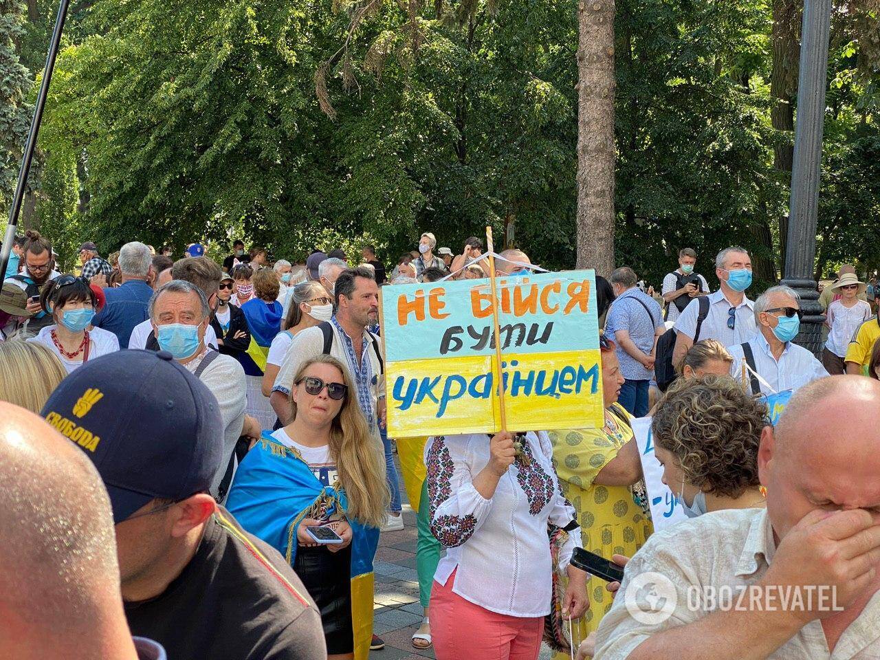 На акцію під парламентом зібралося багато людей