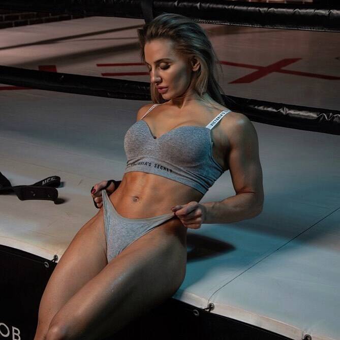 Російська дівчина-боєць UFC опублікувала напівоголене фото в ліжку