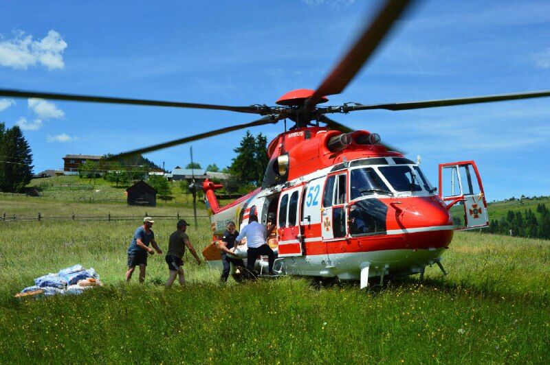 Вертолет доставил доставил помощь пострадавшим