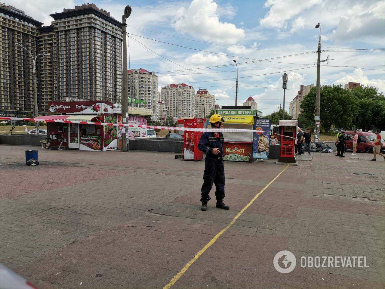 В Киеве возле метро нашли "подозрительный" чемодан
