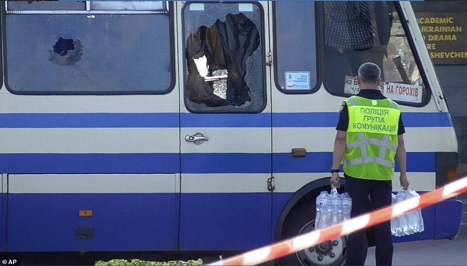 Полицейский у автобуса с захваченными пассажирами.