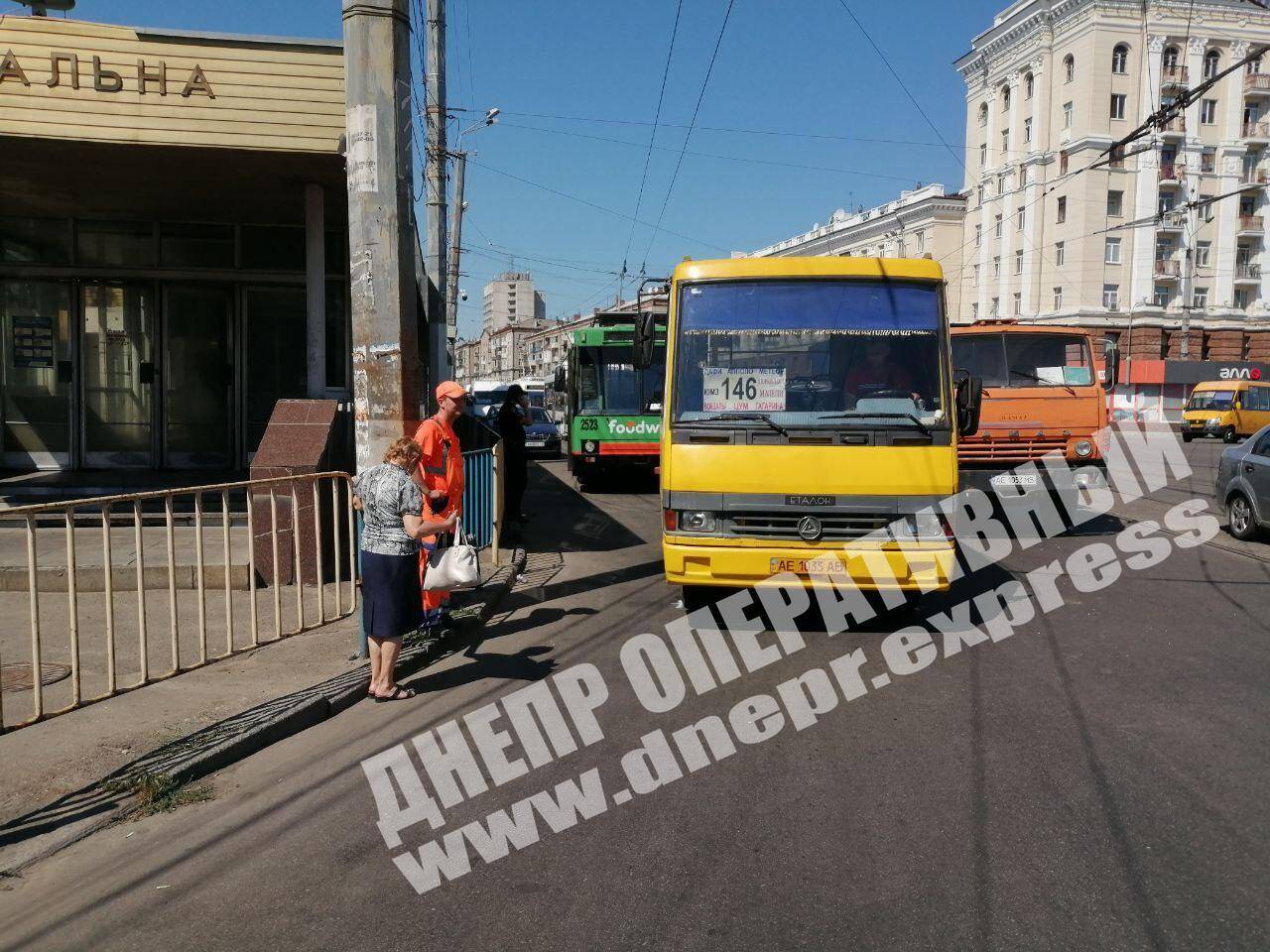 У Дніпрі зіткнулися вантажівка і маршрутка: постраждала жінка