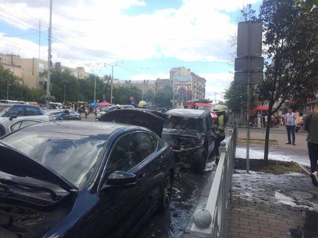 В центре Киева средь бела дня сгорели два авто