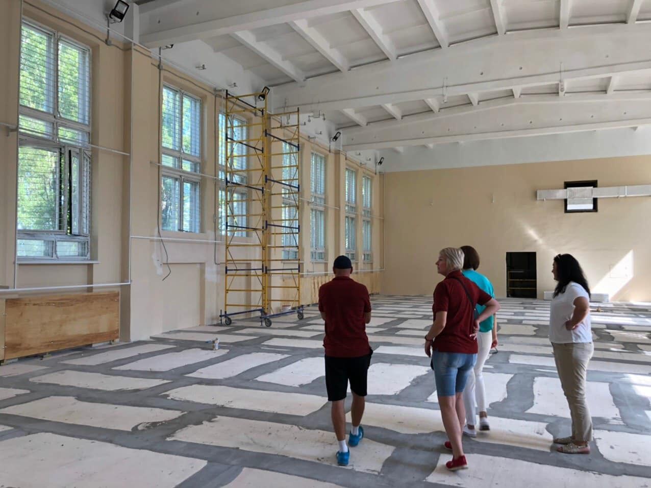 У Кам'янському закінчують ремонт волейбольного залу Академії "Прометей"