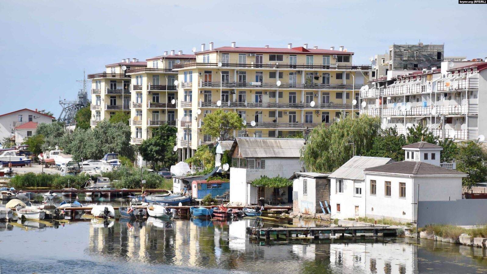 Дома у самой воды в бухте