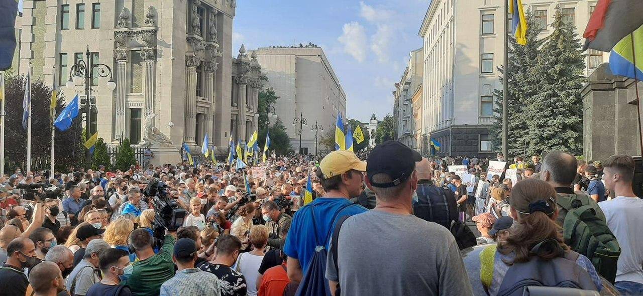 Акция протеста возле ОП против отвода войск на Донбассе.