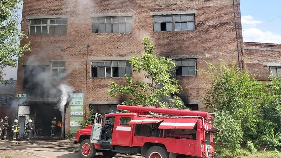 В Днепре загорелся завод. Фото и видео масштабного пожара