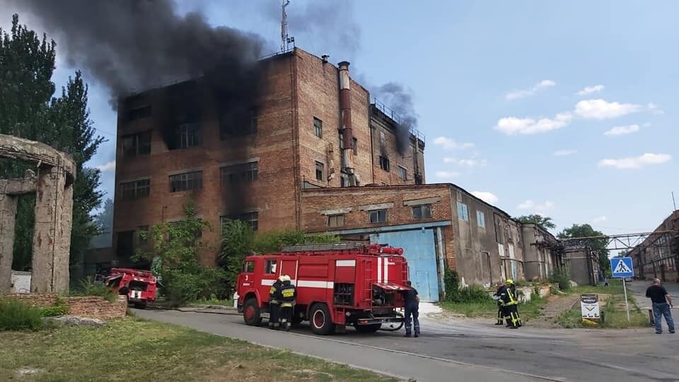 В Днепре загорелся завод. Фото и видео масштабного пожара
