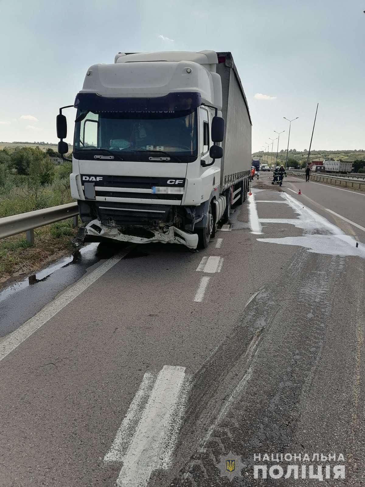 Вантажівка спочатку врізалася у відбійник