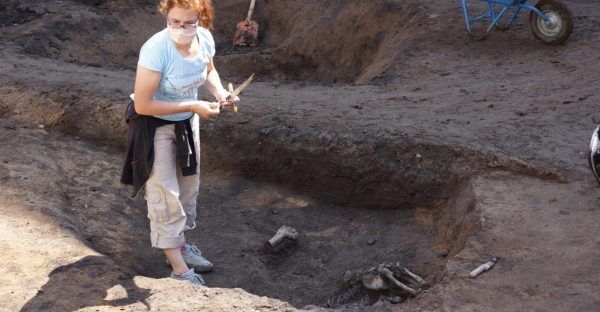 Археолог на месте раскопок.