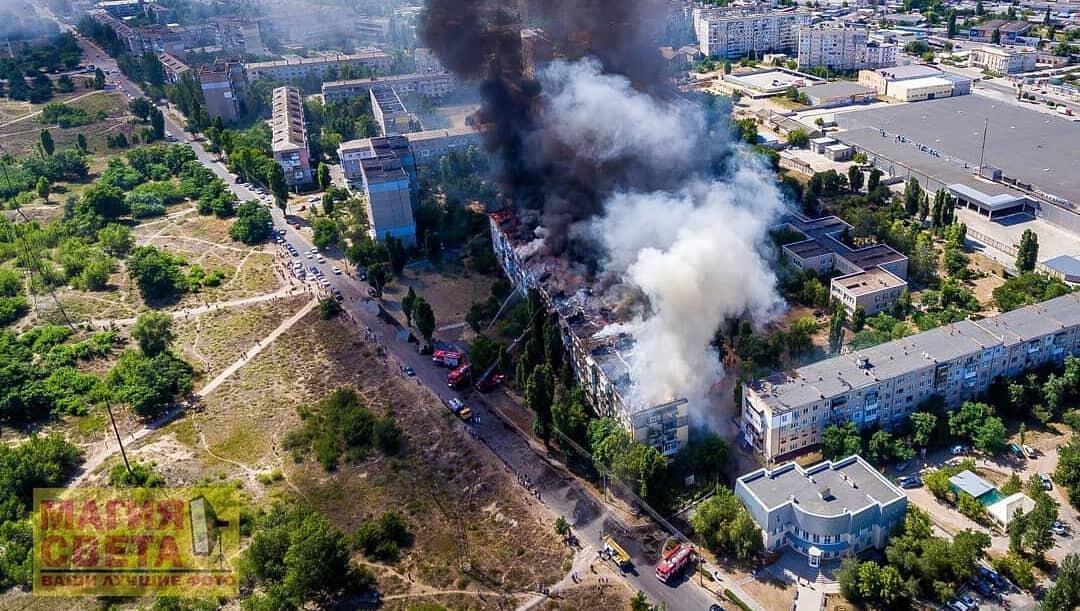 У Новій Каховці чоловік підпалив квартиру, вогонь охопив усю п'ятиповерхівку. Фото і відео