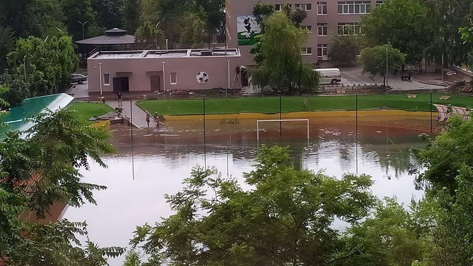 Под Одессой затопило стадион, который открыл Зеленский. Фото