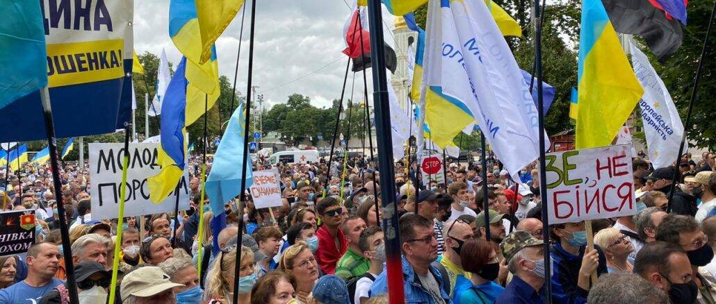 Украинцы принесли с собой множество флагов