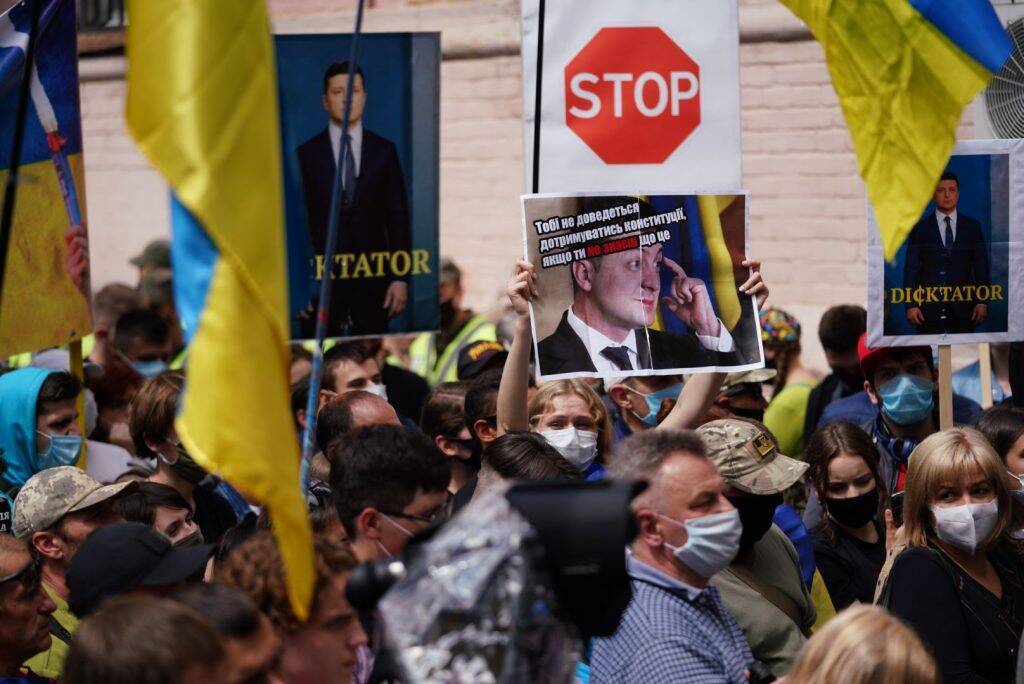 Люди держали плакаты с критикой Зеленского