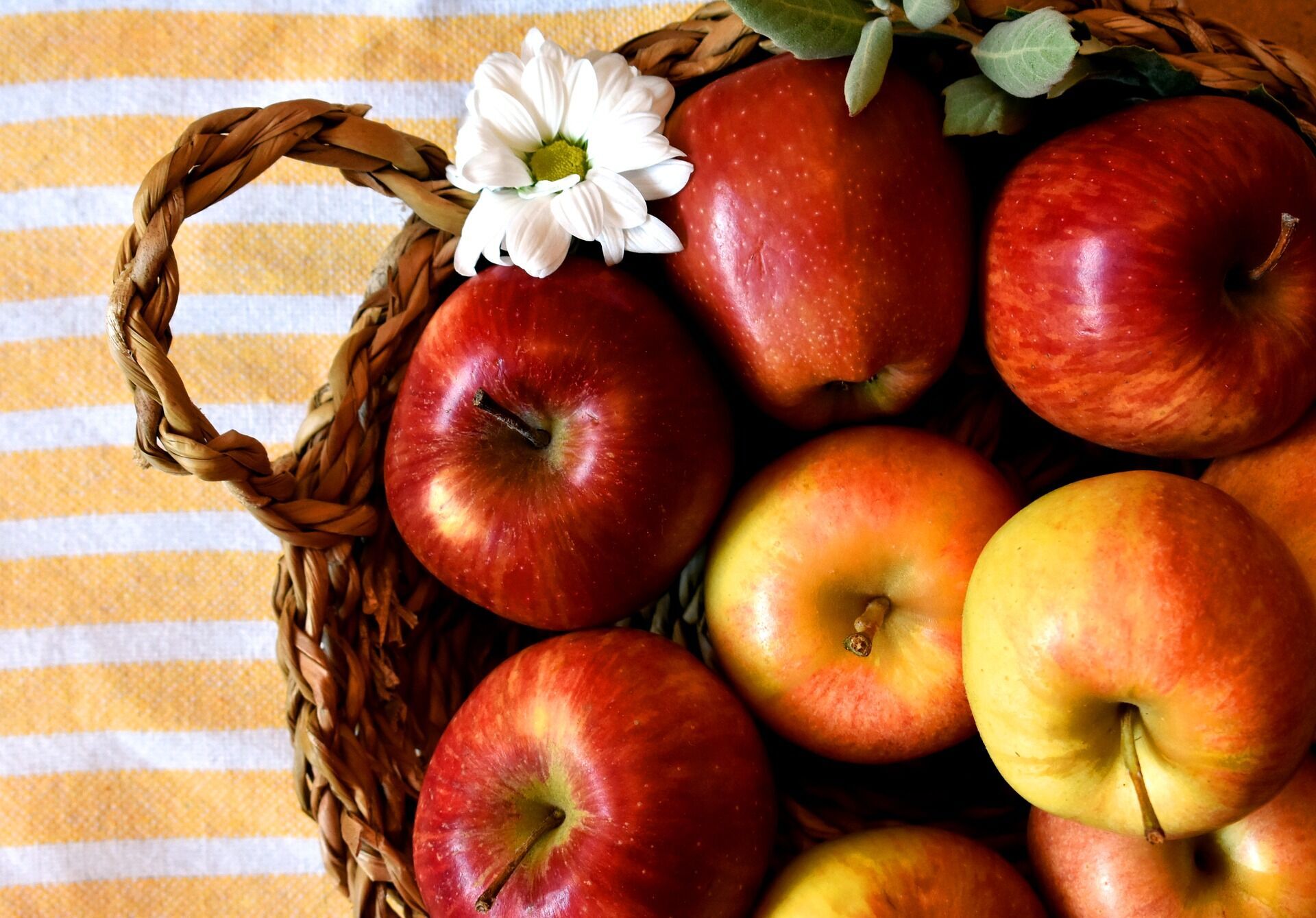 В Яблучний Спас віряни святять в храмі яблука та інші плоди нового врожаю