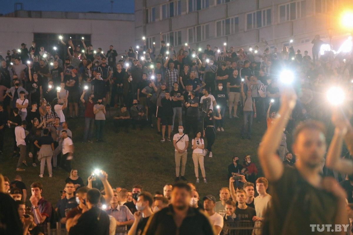 Людям стріляли в спину, а Тихановська поїхала з країни: все про протести в Білорусі онлайн