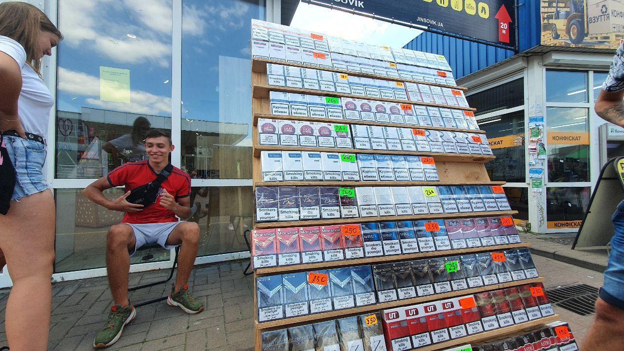 Продаж контрабандних цигарок в Україні