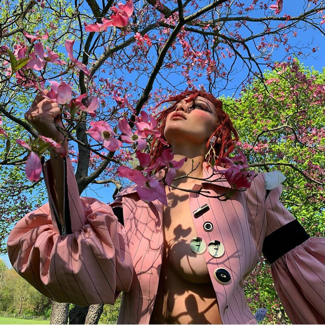 Белла Хадид позировала среди цветущих деревьев