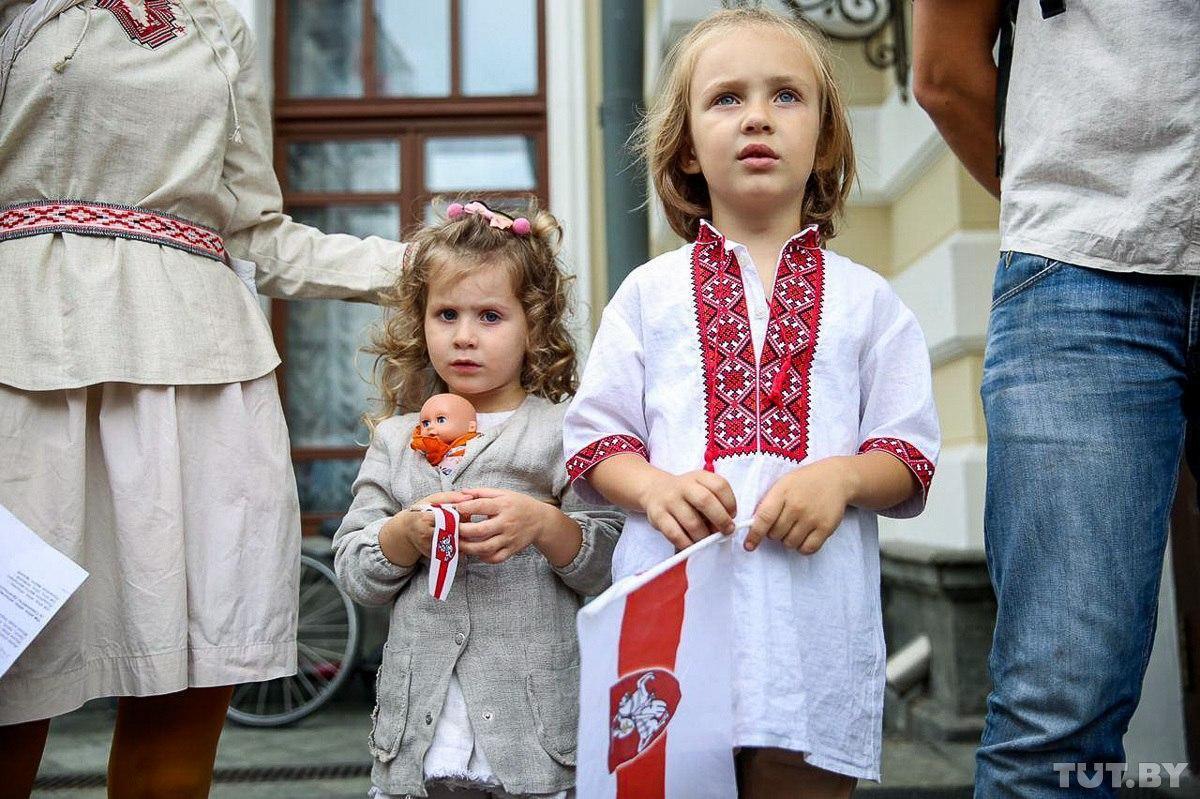 На митинг под театр в Минске пришли даже с детьми