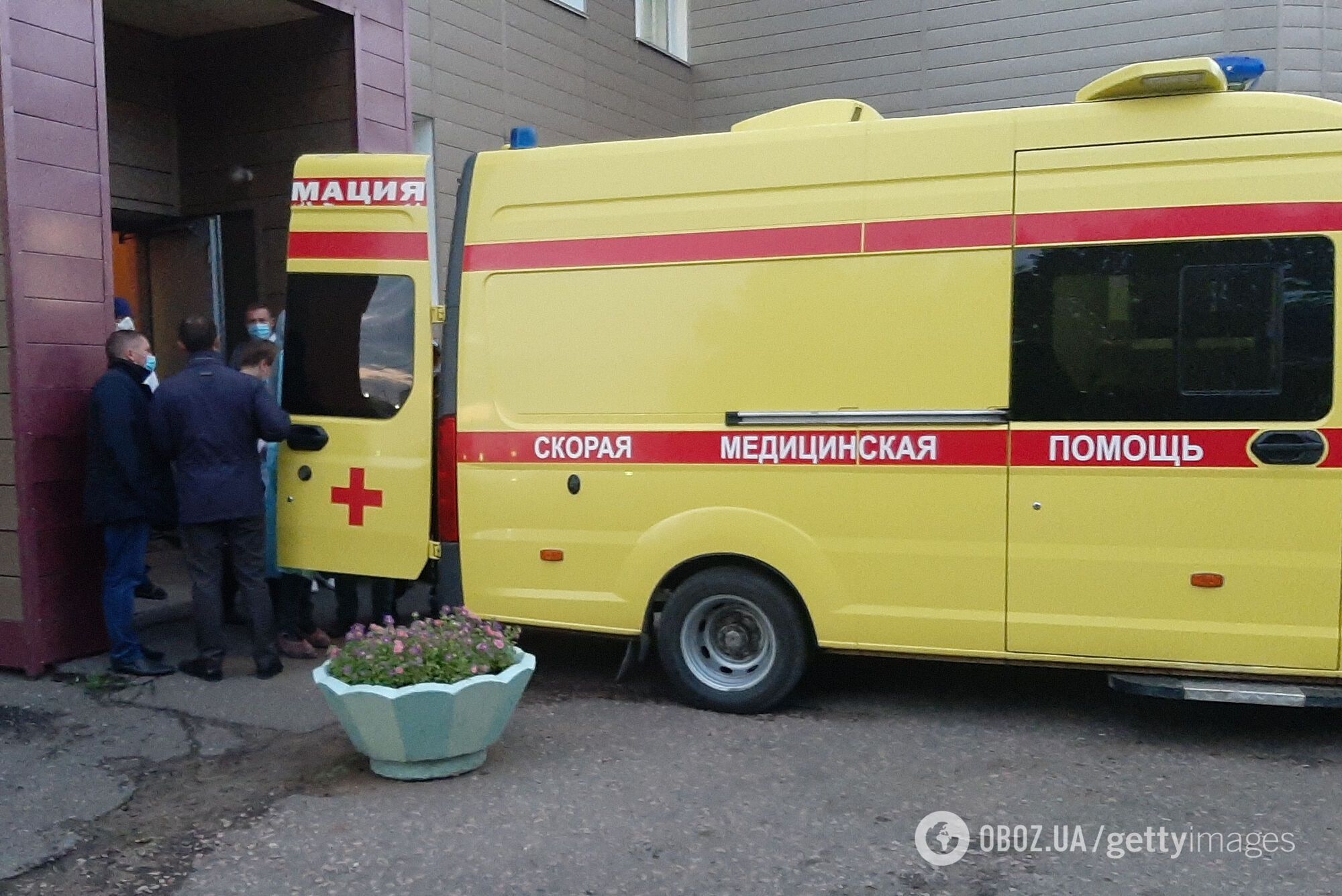 Навального перенесли из больницы в машину скорой помощи