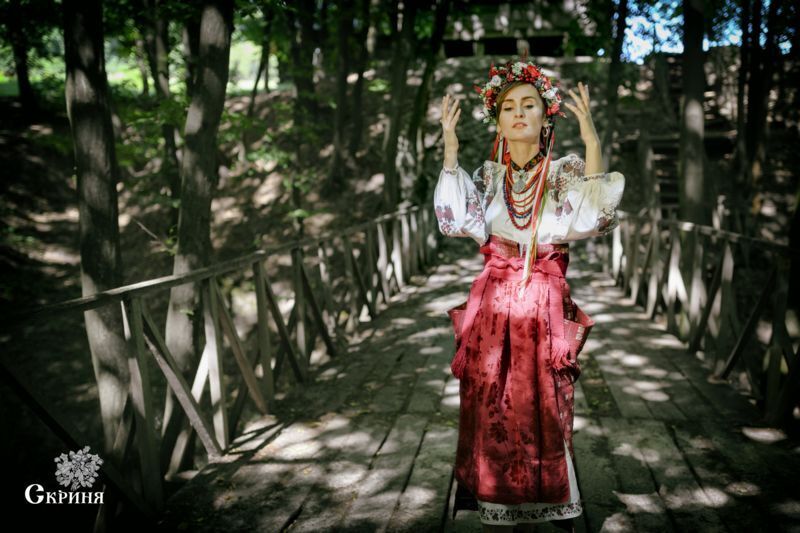 Стрій з Чернігівщини – сорочка весільна, вишита виноградними гронами, широкі рукави, прикрашені пухликами та вишитими манжетами. Пояс в'язаний. Із прикрас – коралове намисто та дукач ніжинського типу. Дві нитки скляного намиста. Сережки срібні з позолотою – "Бублички"