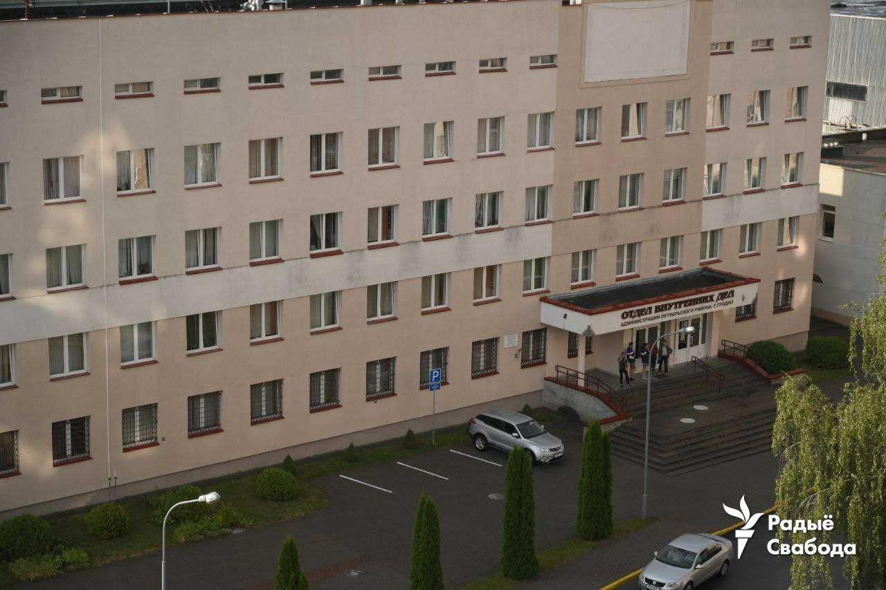 Біля будівлі Жовтневого районного відділку поліції в Гродні трапилися сутички між силовиками й мітингувальниками