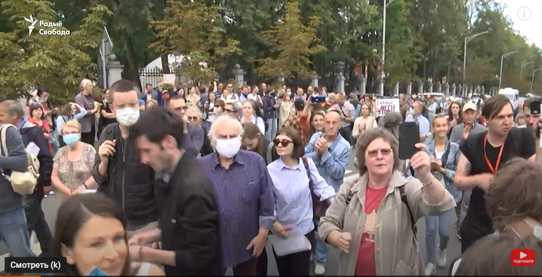 В поддержку Алексиевич собрались сотни людей