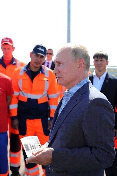 Путину подарили килограмм асфальта
