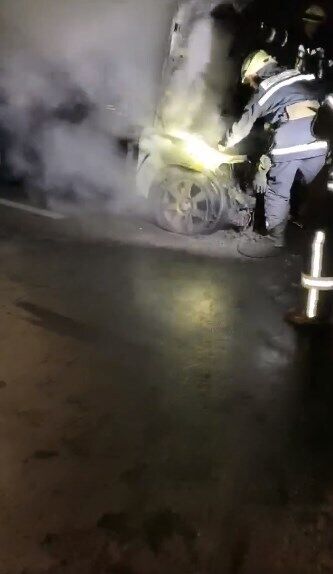 Пожарные тушат машину Гео Лероса.
