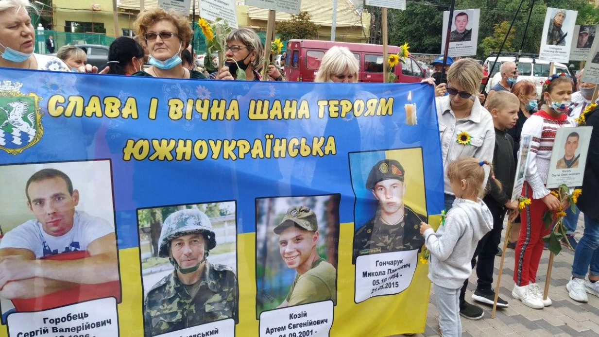 Люди прийшли з портретами полеглих на сході українських воїнів