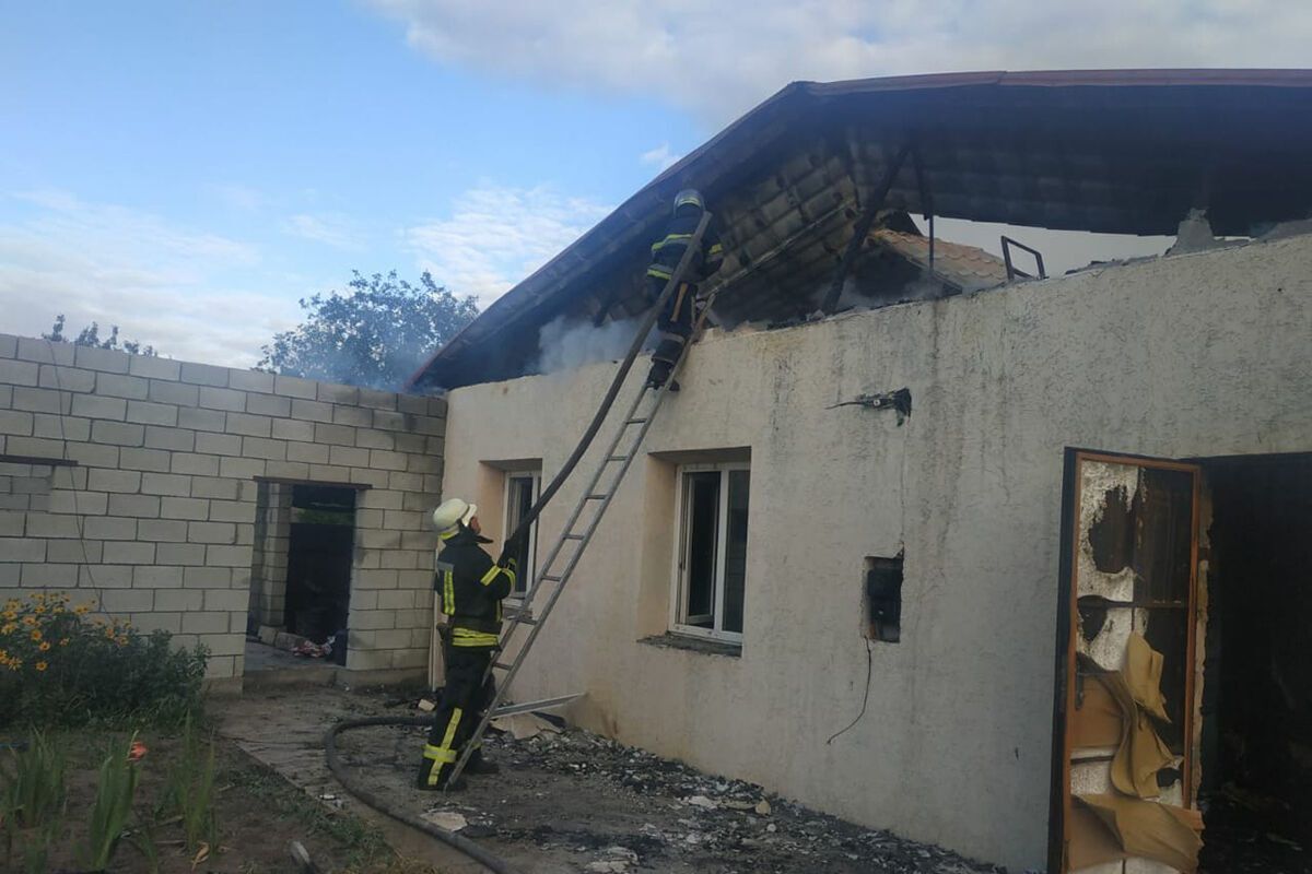 На Днепропетровщине огонь охватил жилой дом. Фото пресс-службы ГУ ГСЧС Украины в Днепропетровской области