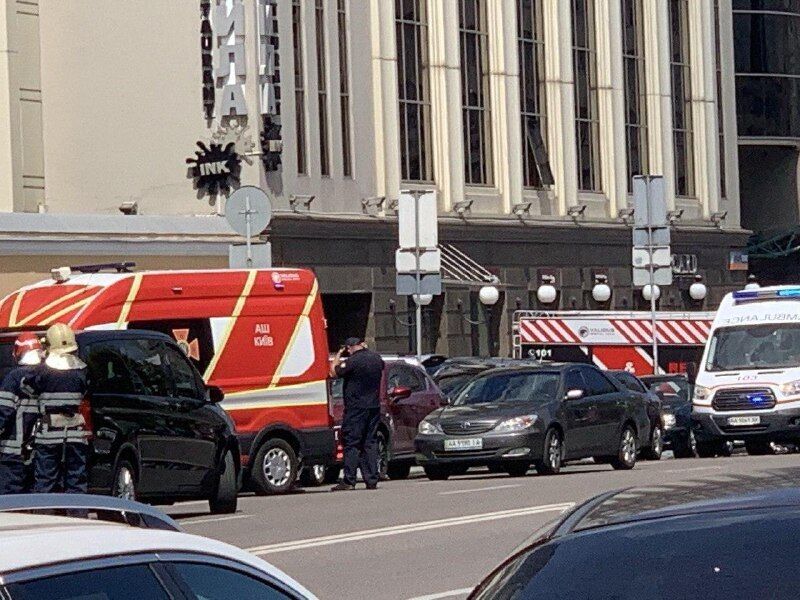 В Киеве террорист захватил банк: появились первые фото с места ЧП