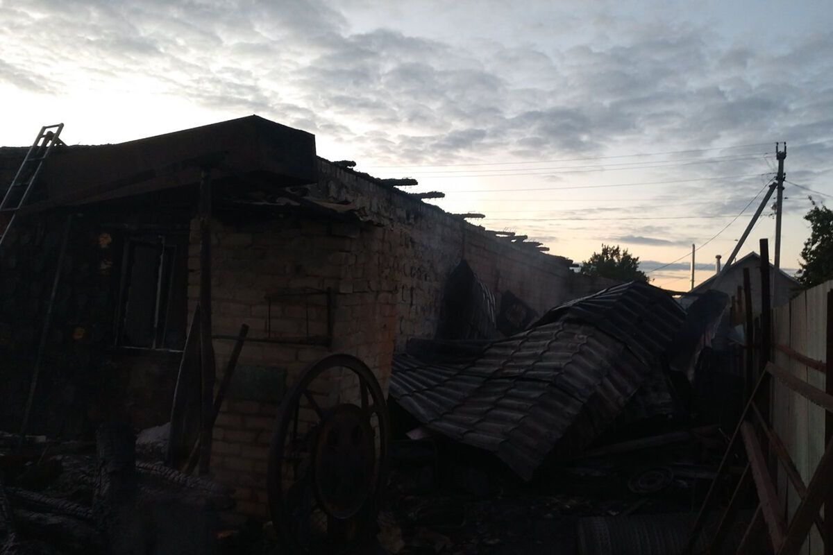На Днепропетровщине огонь охватил жилой дом. Фото пресс-службы ГУ ГСЧС Украины в Днепропетровской области