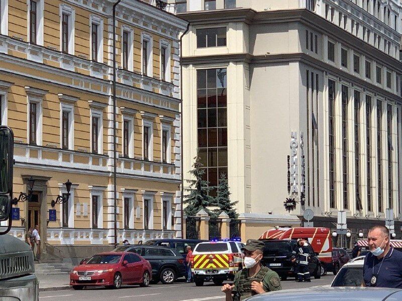В Киеве террорист захватил банк: появились первые фото с места ЧП
