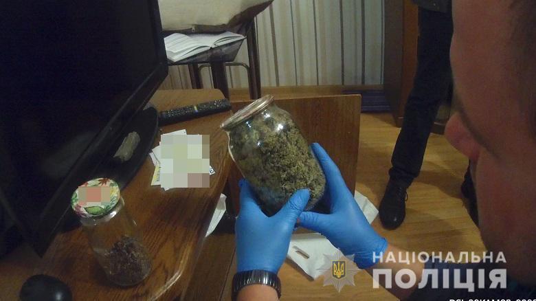 По ценам "черного рынка", стоимость изъятых наркотиков составляет около 500 тысяч гривен