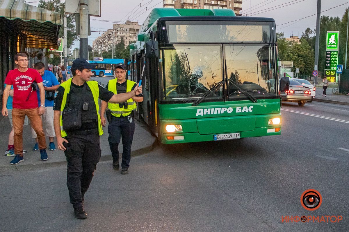 В Днепре авто "подрезало" автобус с пассажирами. Фото "Информатор"