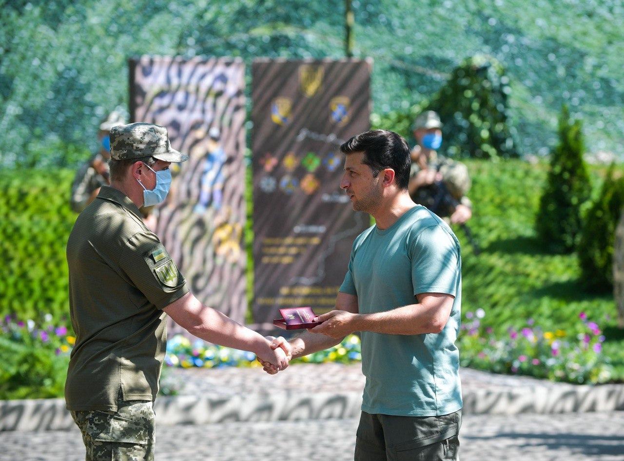 Президент України нагороджує захисника в зоні ООС