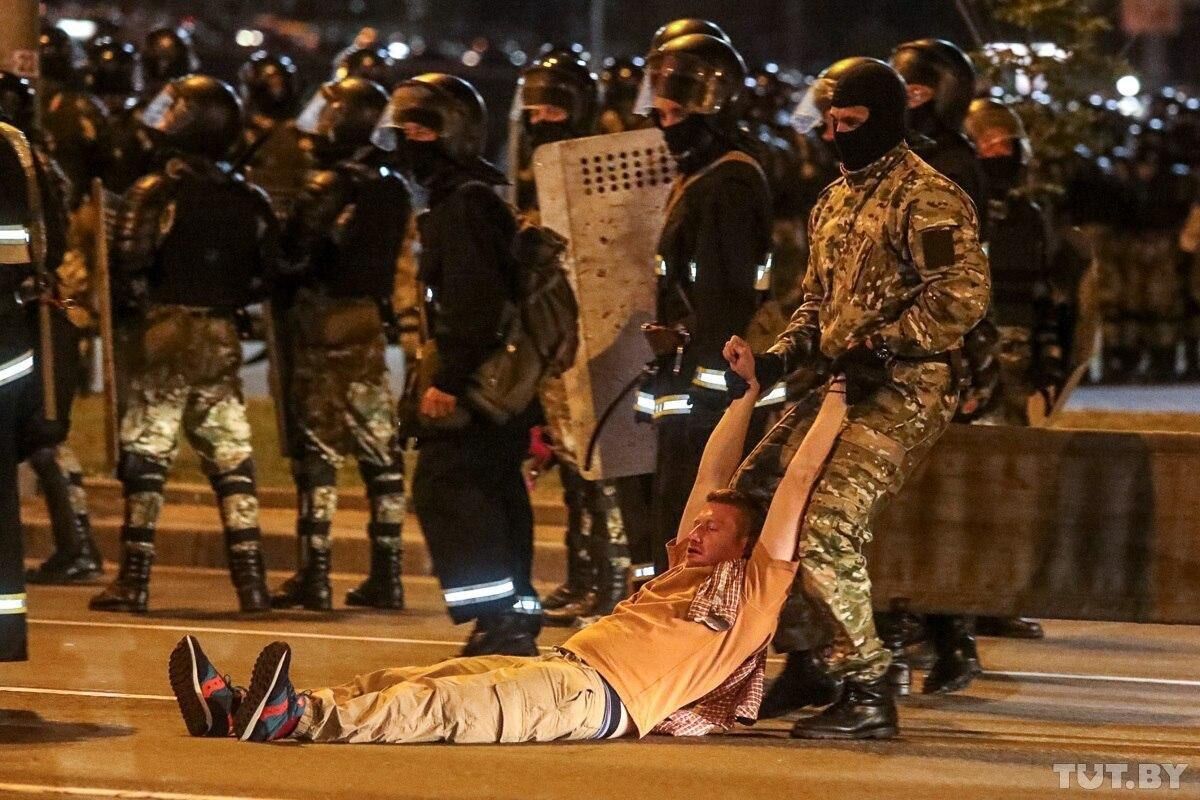 В Беларуси начались задержания, протесты разгоняют