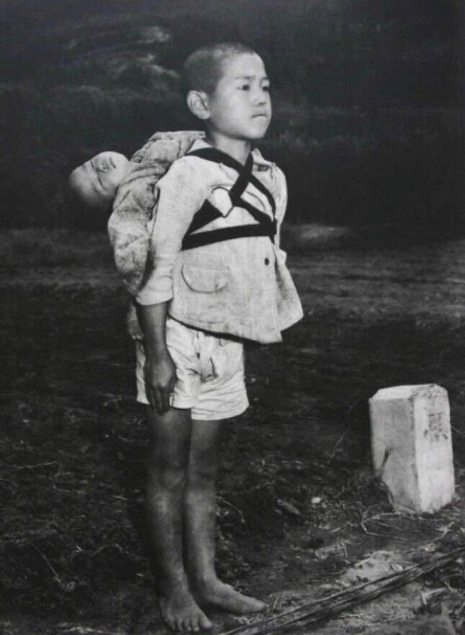 Мальчик принес на кремацию тело своего погибшего брата в Нагасаки